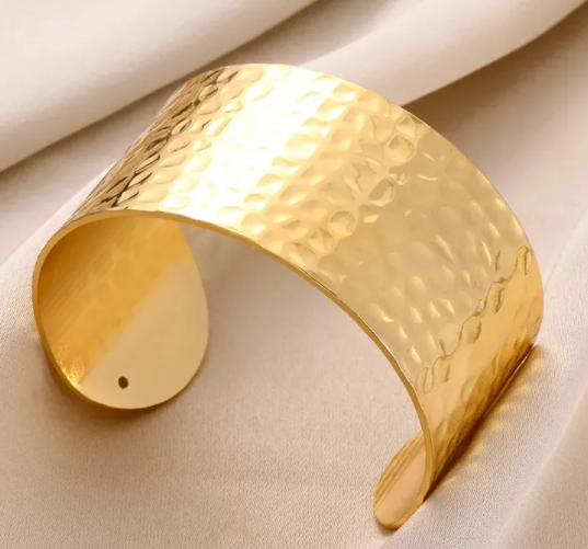 Amoura Gold Cuff
